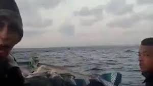 وحاول قاتل صديقه الهروب من البلاد، فعاد إلى مسقط رأسه بعنابة، أين ظلّ تائها في عنابة، لمدّة أسبوع، يفتّش عن طريقة للهروب والحرقة نحو ايطاليا، ولم يستطع ذلك بسبب المراقبة الصارمة في الفترة الأخيرة للسواحل، قبل أن يقدم على الانتحار ذبحا ووضع حدّ لحياته. ÙˆØµÙˆÙ„ Ø­Ø±Ø§Ù‚Ø© ØªÙˆØ§Ù†Ø³Ø© Ø§Ù„ Ø§ÙŠØ·Ø§Ù„ÙŠØ§ Ø§Ù„Ù‚Ø¨Ø·Ø§Ù† Ø¹Ù…Ø±Ù‡ 14 Youtube