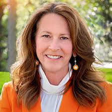 Tracy Brewer's Instagram, Twitter & Facebook