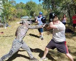 In the backyard of this slum a violent battle between two drunk neighbours is taking place. Check Out 40 Year Old Mighty Mouse Vs 27 Year Old G In A Backyard Boxing Match With 16 Oz Gloves Sick Chirpse