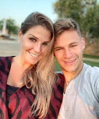 Mia kimmich , die kleine schwester von joshua kimmich, spielt beim fcb fußball und geht dort auch aufs internat. Fc Bayern Star Joshua Kimmich Wird Zum Zweiten Mal Vater Promiflash De