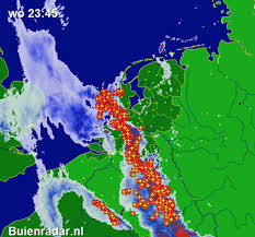 Via de buienradar facebook houden we je dagelijks op de hoogte van het weer en andere. Buienradar On Twitter Zware Buien Met Zware Regenval Onweer Hagel En Windstoten Trekken Over Nederland Afgelopen Uur In Hoek Van Holland 26 4 Mm En Cabauw Een Zeer Zware Windstoot Van 127 Km U