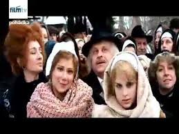 Desková hra s hrací kostkou, při které jednotliví hráči plní lehké úkoly tématicky laděné do pohádky o marušce a 12 měsíčcích. Dvanact Mesicku Tv Film Sk Nazev Pohadka Cesko 2012 97 Min Youtube