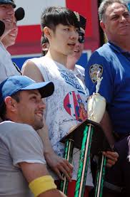 Der amtierende champion joey chestnut hat seinen eigenen rekord um einen hotdog geschlagen. Takeru Kobayashi Wikipedia