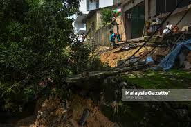 Curahan hujan yang tinggi, hingga. Tanah Runtuh Bukit Antarabangsa 40 Penghuni Diarah Kosongkan Rumah