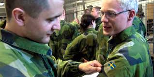 Amir Dedic hjälper Magnus Gunnarsson med uniformen. Foto: Patrick Ekstrand / Försvarsmakten. Arkiverad nyhet publicerad 04 augusti 2010 kl: 09.59 - mainImage