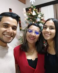 Despidiendo el año viejo en familia🤍 recordando lo maravilloso e increíble  que fue Dios con nosotros y feliz de iniciar el 2024 sabiendo que vamos de  su mano😇 Nota: Enfócate en la