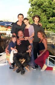 Grand nom du cinéma hexagonal, cet acteur et réalisateur de 71 ans est connu pour ses rôles dans le pacte des loups, avec vincent cassel et samuel le bihan, ou encore aux. La Famille Stevenin Acteurs Talentueux De Pere En Fils Tele Star