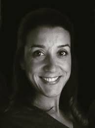 CORREÇÃO DO DESVIO DA LINHA MÉDIA COM PONTE FIXA SOBRE IMPLANTES