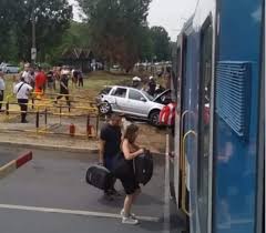 A magyar diákokat szállító busz teljesen kiégett, miután a felüljáró pillérének csapódott /fotó mti. Vonattal Utkozott Egy Auto Siofoknal Pestisracok