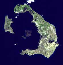 Sono cinque isole, santorini è la principale, intorno ad essa ci sono thirasia e aspronisi e le due isole. Santorin Wikipedia