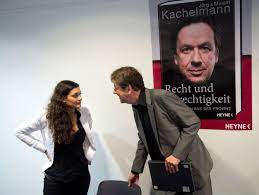 Jörg und miriam kachelmann berichten darin detailliert und aus unterschiedlichen perspektiven vom moment der verhaftung bis zur urteilsverkündung und über die zeit danach. Jorg Und Miriam Kachelmann Stellen Buch In Frankfurt Vor Der Spiegel