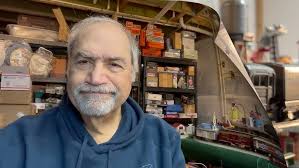 Dueling 224Es and a 254, pre-war Lionel tinplates