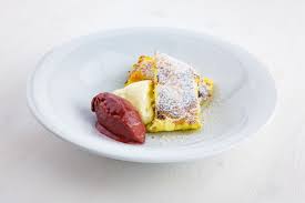 Kase Dessert Kaiserschmarrn Luftig Gebacken Dazu Ein Schlehensorbet Mit Viel Lauterzucker Gesusst Und Mit Vacheri Lebensmittel Essen Dessert Zwetschgenknodel