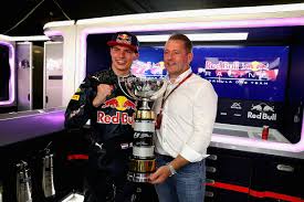 Arriving as formula 1's youngest ever competitor at just 17 years old, verstappen pushed his car, his rivals and the sport's record books to the limit. Max Verstappen Superstar Holland Dreht Durch Formel 1
