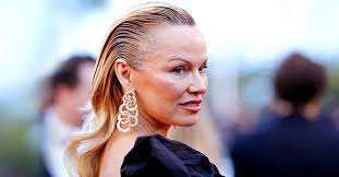 Et celle qui s'apprête à faire sa première dans . Pamela Anderson 53 Ditches Her Pants Posing In Red Hoodie On A Log See The Baywatch Star