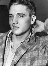 Photo Of Elvis Getting His Army Haircut Elvis Presley Army Elvis Presley Young Elvis