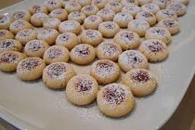 Marzipanballchen Mit Himbeergelee Fullung Von Yvimausi Chefkoch Chefkoch Platzchen Himbeergelee Rezepte