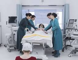 Dans une société dystopique et totalitaire au très bas taux de natalité, les femmes sont divisées en trois catégories : The Handmaid S Tale La Servante Ecarlate Saison 3 Episode 9 Heroisme Teleobs