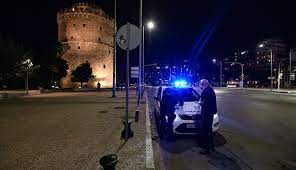 Ακόμη 371 πρόστιμα επιβλήθηκαν από τις 06:00 έως τις 15:00, με αφορμή την απαγόρευση της κυκλοφορίας. Pote Teleiwnei H Apagoreysh Kykloforias Stis 00 30
