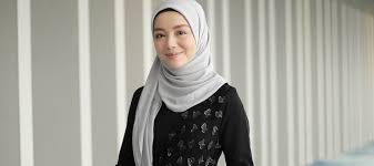 Dan antara drama terkenal lakonan pelakon dari ipoh, perak ini adalah eksperimen cinta, cinta si wedding planner, lelaki kiriman tuhan dan sweet dreams. Netizen Kritik Gaya Tudung Mira Filzah Semakin Singkat