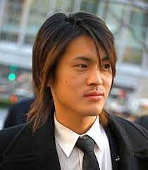 Rambut shaggy khas emo yang masih relevan. Potongan Rambut Pria Terbaru Khusus Cowok Pria Rambut Panjang Gaya Rambut Asia Gaya Rambut Keren