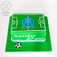 Cake Design Gateau Personnalise En Pate A Sucre En Forme De Terrain De Football Lo Gateau Anniversaire Football Gateau Personnalise Gateau Terrain De Football