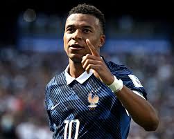 HLV Iraq Graham Arnold: Cần “3 thủ môn” để ngăn Mbappé