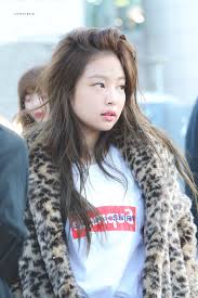 Jackson wang, integrante de la conocida banda got7, esta enamorado de uno de sus mas grandes amigos, rm de bts, aunque jackson siempre asegura que él tiene un amor no correspondido, se conforma con la amistad que nam le brinda. Blackpink Jennie Without Makeup De De Tillman Kpop Kdrama Asian Artists