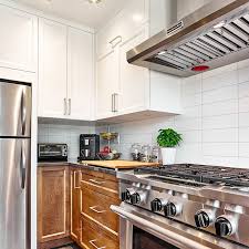 Cuisine Transitionnelle Avec Armoire De Coin Plus Profond Kitchen Kitchen Cabinets Home Decor
