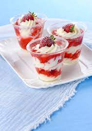 Al cucchiaio dessert con fragole. Bicchierini Variegati Alle Fragole Sale Pepe