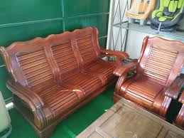 Sama halnya dengan kayu jati mas, kayu jati mas ini adalah varian kayu jati yang didesain dapat berikut contoh gambar model kursi tamu kayu jati minimalis terbaru 2020 sebagai inspirasi anda. Set Kerusi Kayu Ruang Tamu Desainrumahid Com