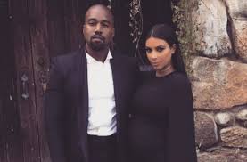 Her er hun avbildet med ektemannen kanye west. Kim Kardashian Eignast Dreng Annad Barn Hennar Og Kanye West