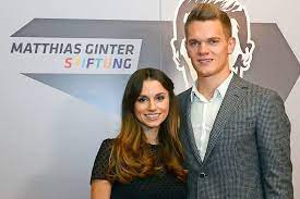 Im mai 2018 heiratete er seine freundin christina raphaella in der nähe seiner heimat im breisgau. Matthias Ginter Und Seine Frau Christina Freuen Sich Auf Ihr Erstes Kind Panorama Badische Zeitung