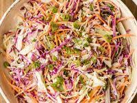 Salade De Chou Classique Avec La Meilleure Sauce Salade De Chou Maison Cette Salade De Chou Cremeuse Est Pret In 2020 Homemade Coleslaw Homemade Slaw Coleslaw Recipe