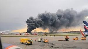 Рейс откуда время вылета (время прилёта) статус; Avariya V Aeroportu Sheremetevo Zhyostkaya Posadka Superdzheta Euronews