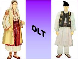 Se regăsesc asemănări în culorile folosite și în fiecare zonă a țării bluza tradițională este diferită, atât la femei, cât și la bărbați. Porturi Traditionale