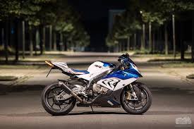 Plain Bike Portrait With Street Lamp Lights Bmw Bmwmotorrad Bmwmotorraddays S1000rr Superbike Sportsbike Motorrad Motor Bmw Motorrad Fahrrad Motorrad