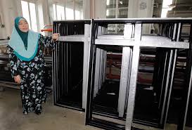 Kerja membuat barangan kaca dan aluminium seperti pintu tingkap aluminium kaca, tempered glass shopfront, partition, ceiling gypsum dan office renovation. Wanita Aluminium Jana Rm600 000 Sebulan