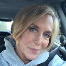 Golden pup vs brush 🤭