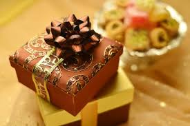 But before you start stressin', know this: 10 Beautiful Gifts That Your Boyfriend Will Love To Get On Eid And How To Shop