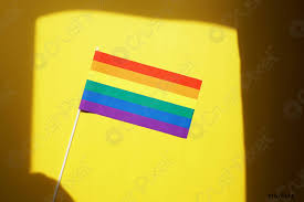 Die ica führt seit april 2001 eine flagge mit ihrem offiziellen logo, als ihr vorstand beschloss, die traditionelle regenbogenflagge zu ersetzen. Regenbogenflagge Homosexuell Oder Lgbt Stolz Symbol Vor Gelbem Hintergrund Mit Foto Vorratig Crushpixel