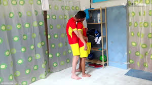 かわいいスポーツイケメンはフットボールのユニフォームを着たまま生でセックスします！