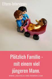 eltern interview plotzlich familie mit einem viel jungeren mann lacheln und winken scheidung kinder eltern lacheln und winken