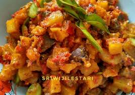 Kupas kentang dan potong dadu kecil2 lalu goreng, cuci bersih hati ayam rebus dg daun salam setelah matang dan dingin potong2 Inilah Resep Sambal Goreng Kentang Hati Ayam Sri Wiji Lestari Nursyuhada Kamaruddin