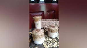 Jika untuk membuat 1000 ml dalgona coffe juga memerlukan 666,66.7 gram susu. Yuk Coba Resep Dalgona Coffee Es Kopi Korea Yang Viral Di Medsos Cantik Tempo Co