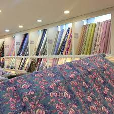 Balik dari sana, kami singgah di jakel bandar baru bangi untuk mencari baju melayu dan shawl untuk dipakai di majlis resepsi mereka esok. Jakel Bangi Bandar Baru Bangi Selangor