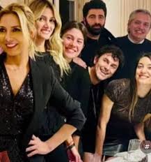 El rumor corrió rápidamente luego de que fabiola yáñez subiera en su cuenta instagram una foto donde se toca la panza de manera muy característica para una mujer embarazada: 5prfw7zxxnnklm