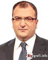 Cem küçük, üniversiteden mezun olduktan sonra uzun yıllar yazarlık ve çevirmenlikler yaptı. Cem Kucuk Biyografi Info
