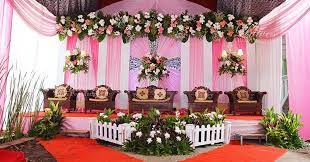 Resepsi pernikahan di halaman rumah bisa jadi lebih intim dan romantis. Pilihan Paket Pernikahan Di Rumah Paket Pernikahan Catering Dekorasi Pelaminan Rias Pengantin Luwes