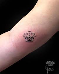 Hình xăm mini vương miện. Hinh XÄƒm VÆ°Æ¡ng Miá»‡n Mini Cho Ná»¯ Cáº·p Ä'oi Ä'áº¹p Nháº¥t Há»c Ä'iá»u Hay